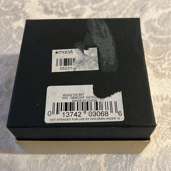 Jones New York purple Flower Pin in original box - Picture 6 of 7